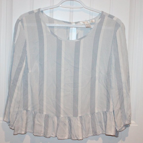 2/$20 🏷 Urban Heritage Blouse Size M - Picture 3 of 3